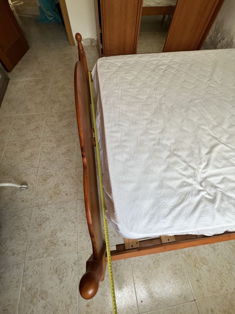 Cama de Casal em Madeira com Colchão – 190x140 cm
