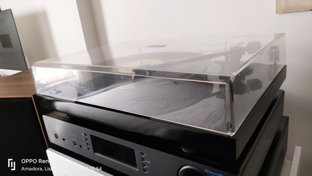 Giradiscos Pro-Ject debut II atualizada com Ortofon 2m Red