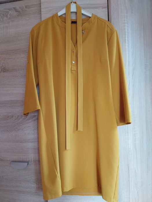 Musztardowa sukienka z rękawem 3/4