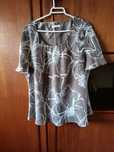 Blusa de seda XL, em tons de bege e castanha.