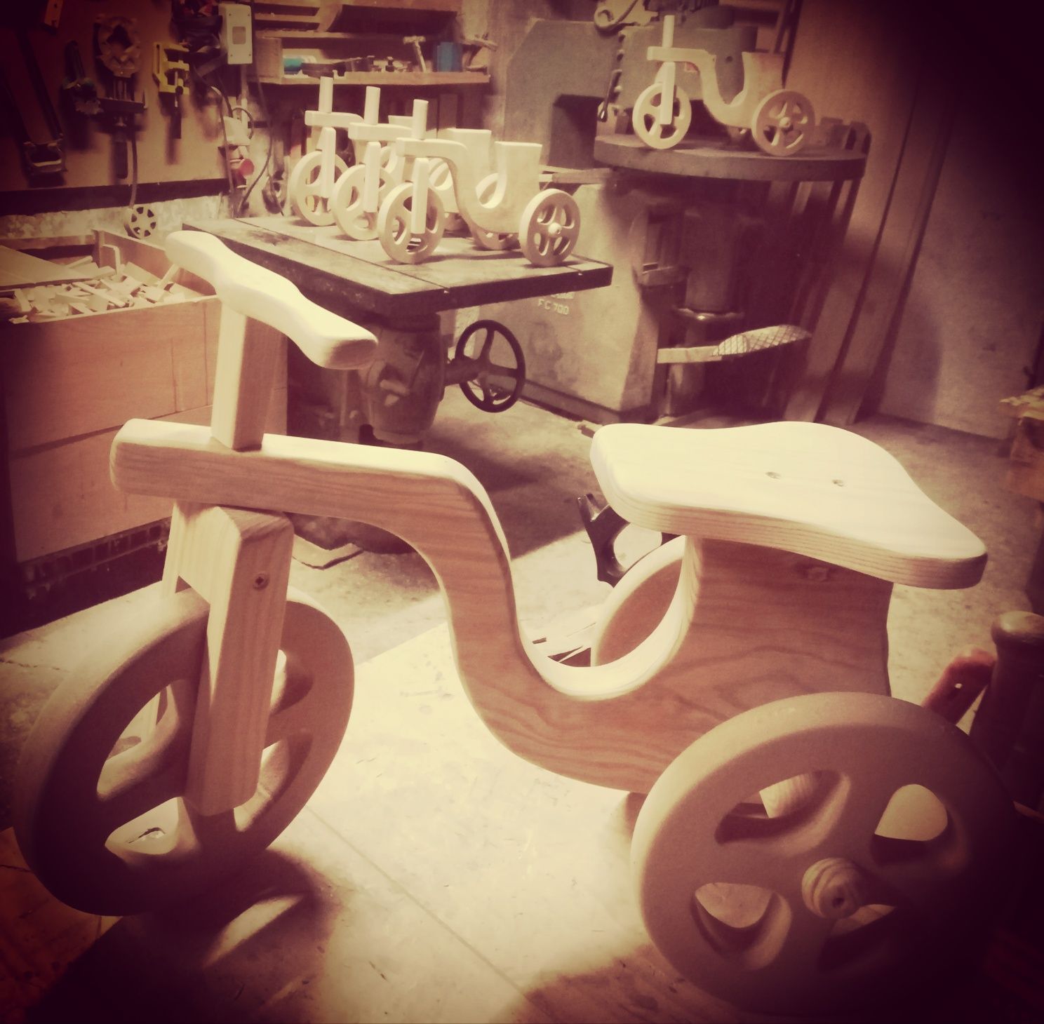 Triciclo em madeira