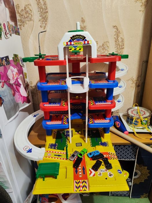 Продам трек для машин ,стоянку для машин, паркінг