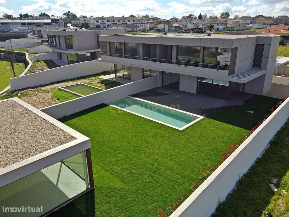 “Villas Jardim” – Moradia T3 Nova, 3 Frentes com Piscina em Felgueiras