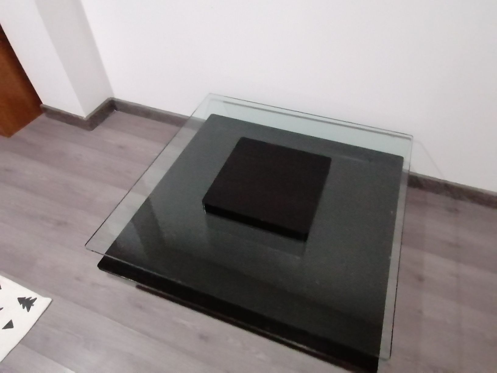 Mesa de centro 1m por 1m 35cm altura, madeira maciça e vidro de 1cm..