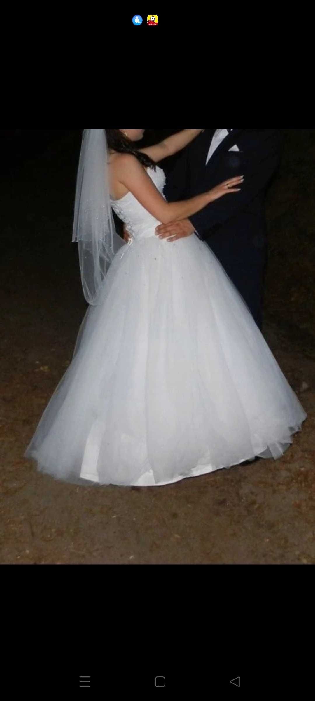 Suknia ślubna wykończona kryształkami swarovskiego