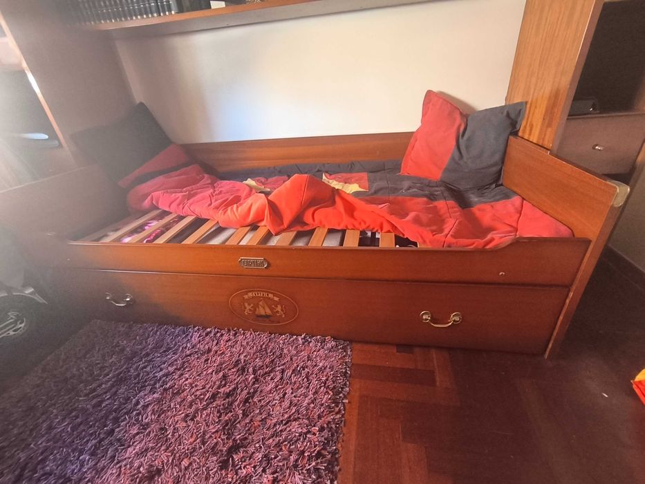 Cama solteiro+ guarda roupa completo