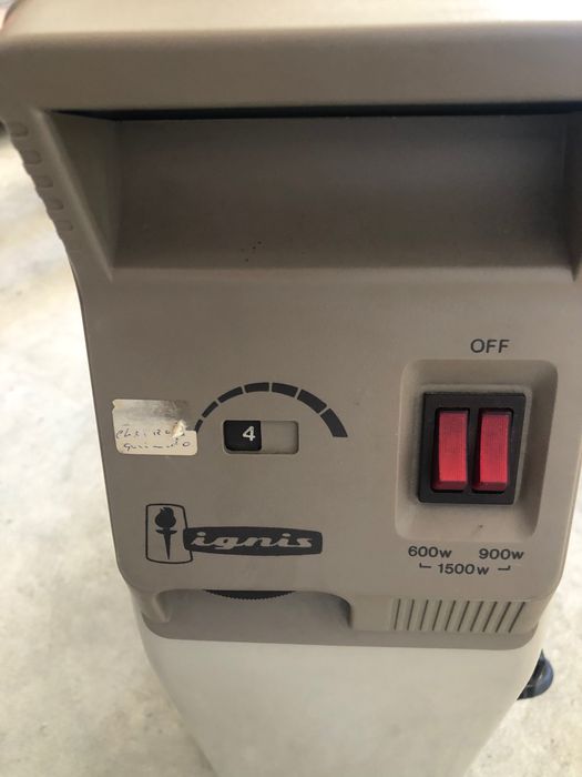 Aquecedor a óleo com rodas da marca Ignis.     Potência  1500 w.