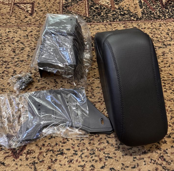 Універсальний підлокітник для машини