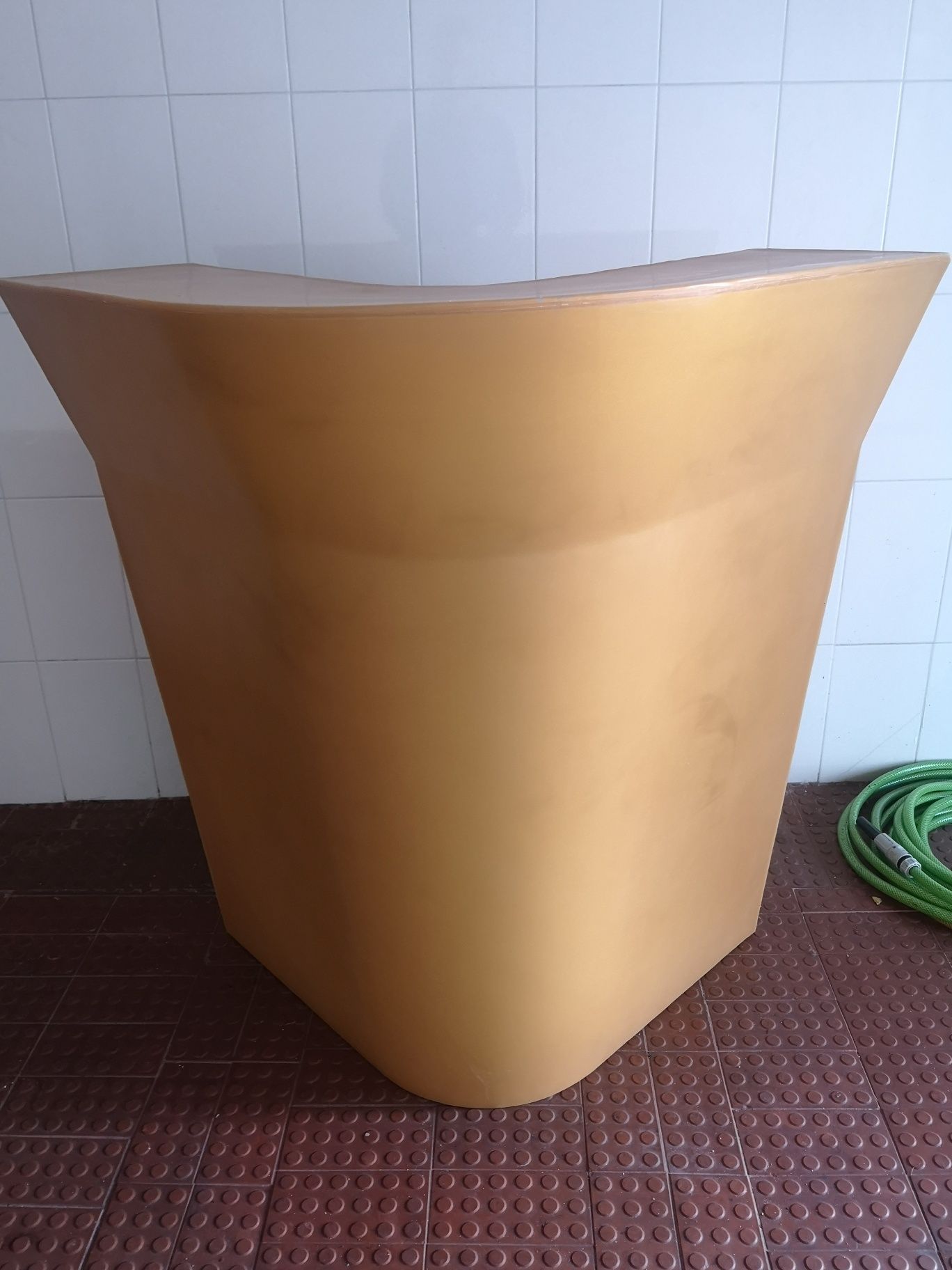 Balcão em plastico cor ouro para qualquer utilização