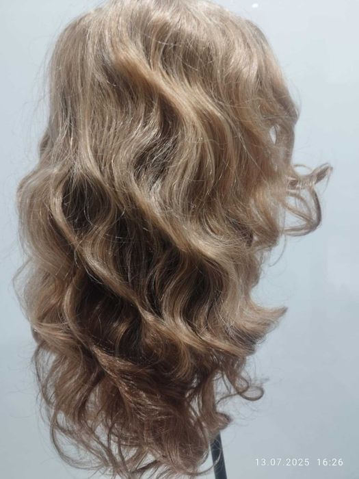 Peruka Beweig. Włosy bardzo ładne długie ok 60 cm. kręcone- falowane