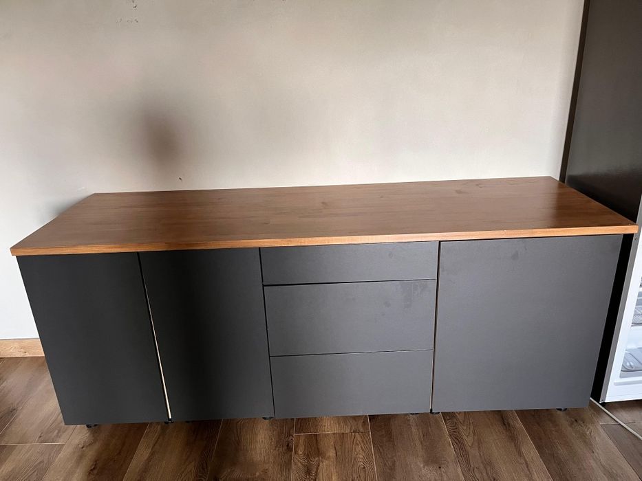 Zestaw używanych szafek kuchennych z blatem i zlewem – nowoczesny styl