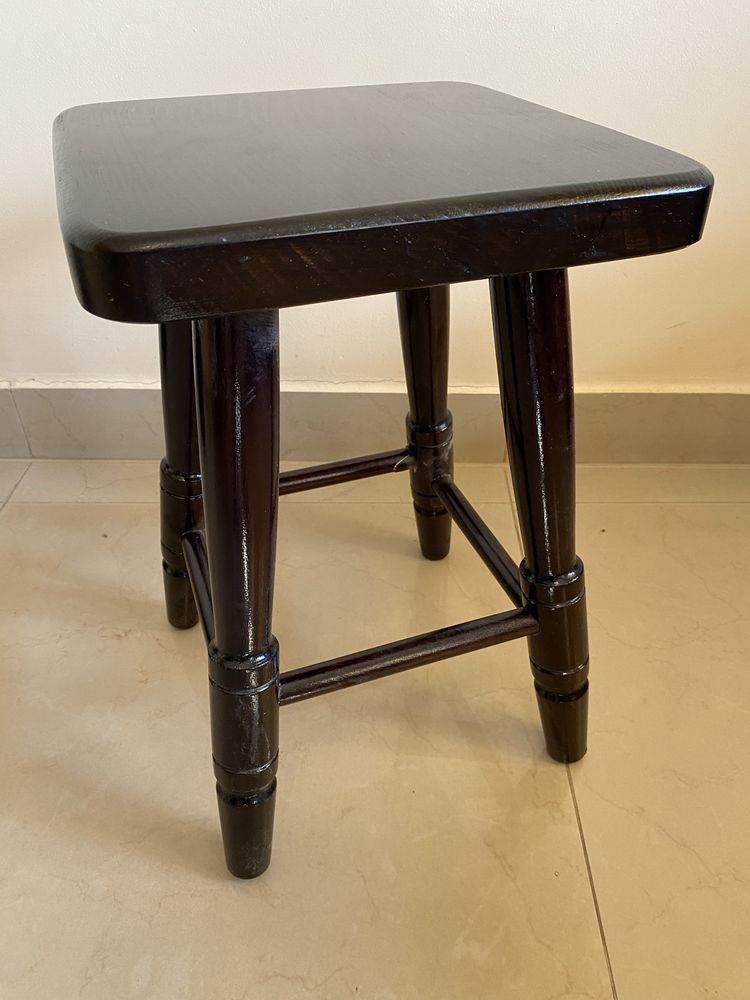 Taboret drewniany.