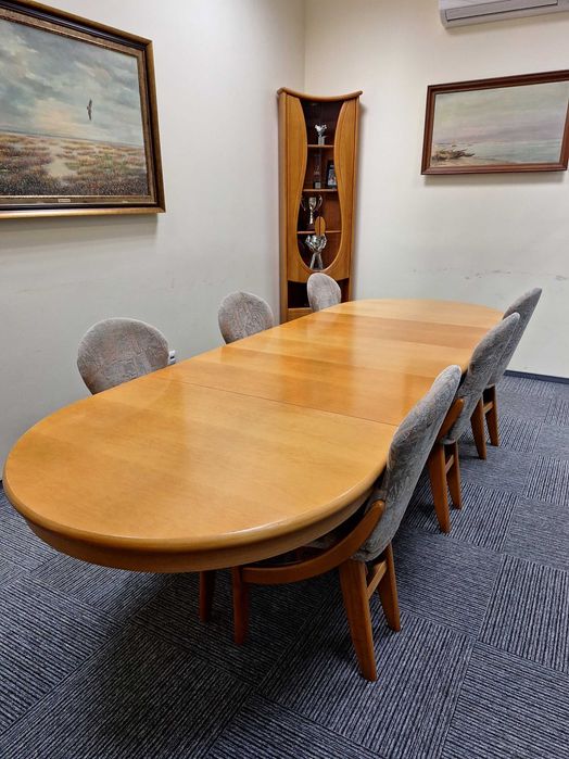 Zestaw mebli- stół z krzesłami, regał, komoda