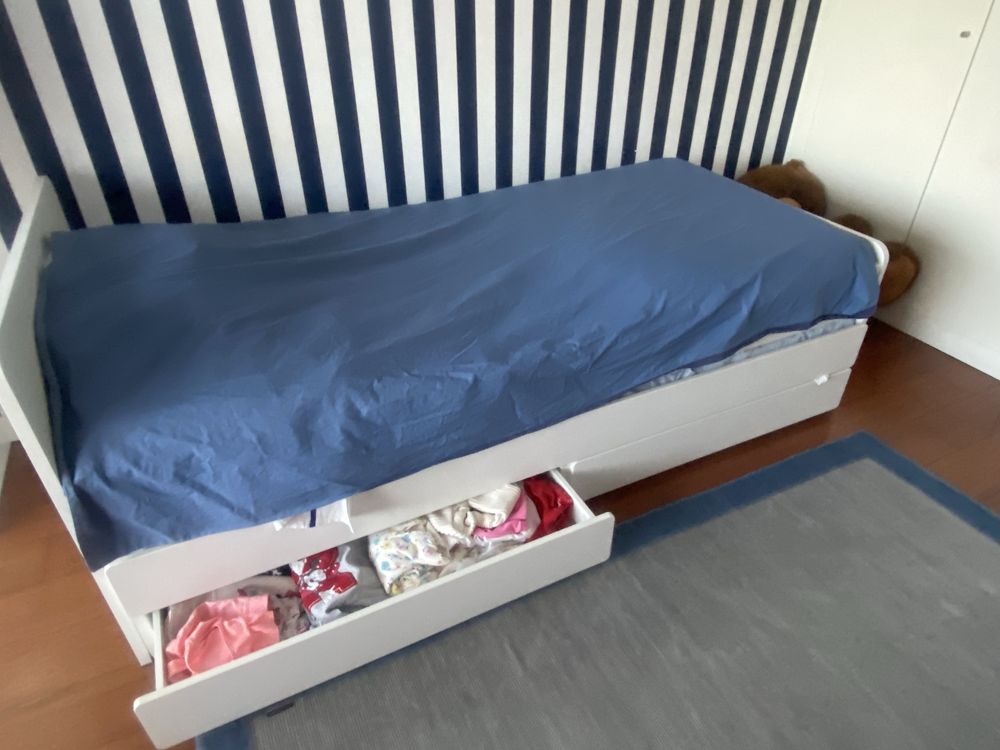 Cama de solteiro com arrumacao