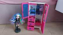 Lalka Rainbaw High Pastel Rainbaw plus szafa z ubrankami dla lalki