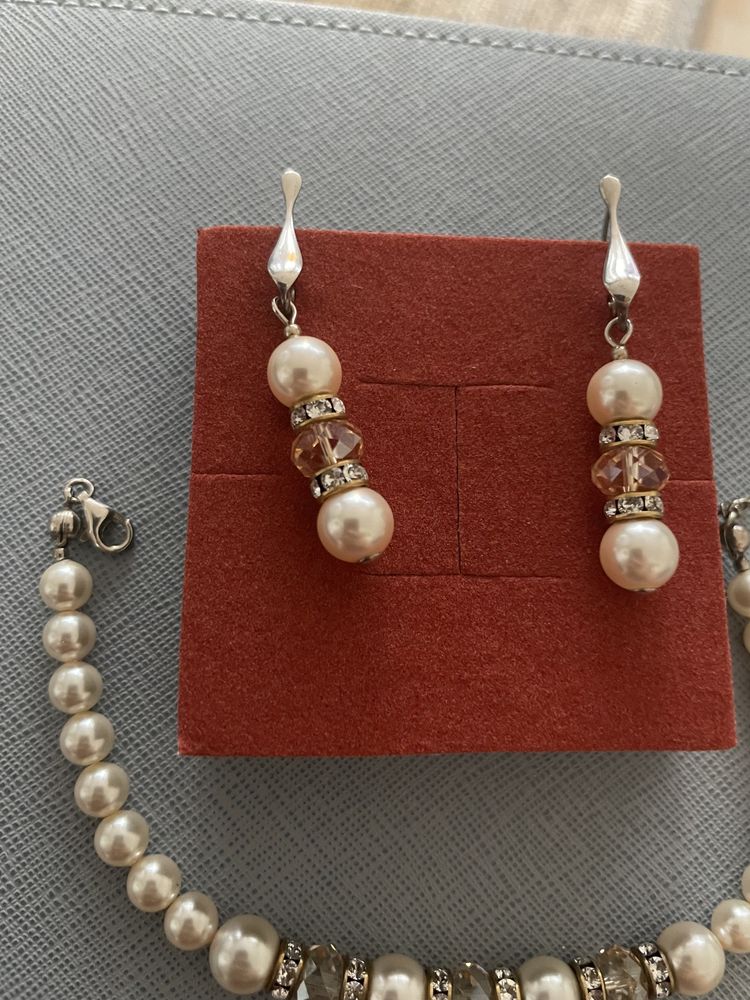 Zestaw biżuterii z perłami kolczyki i bransoletka