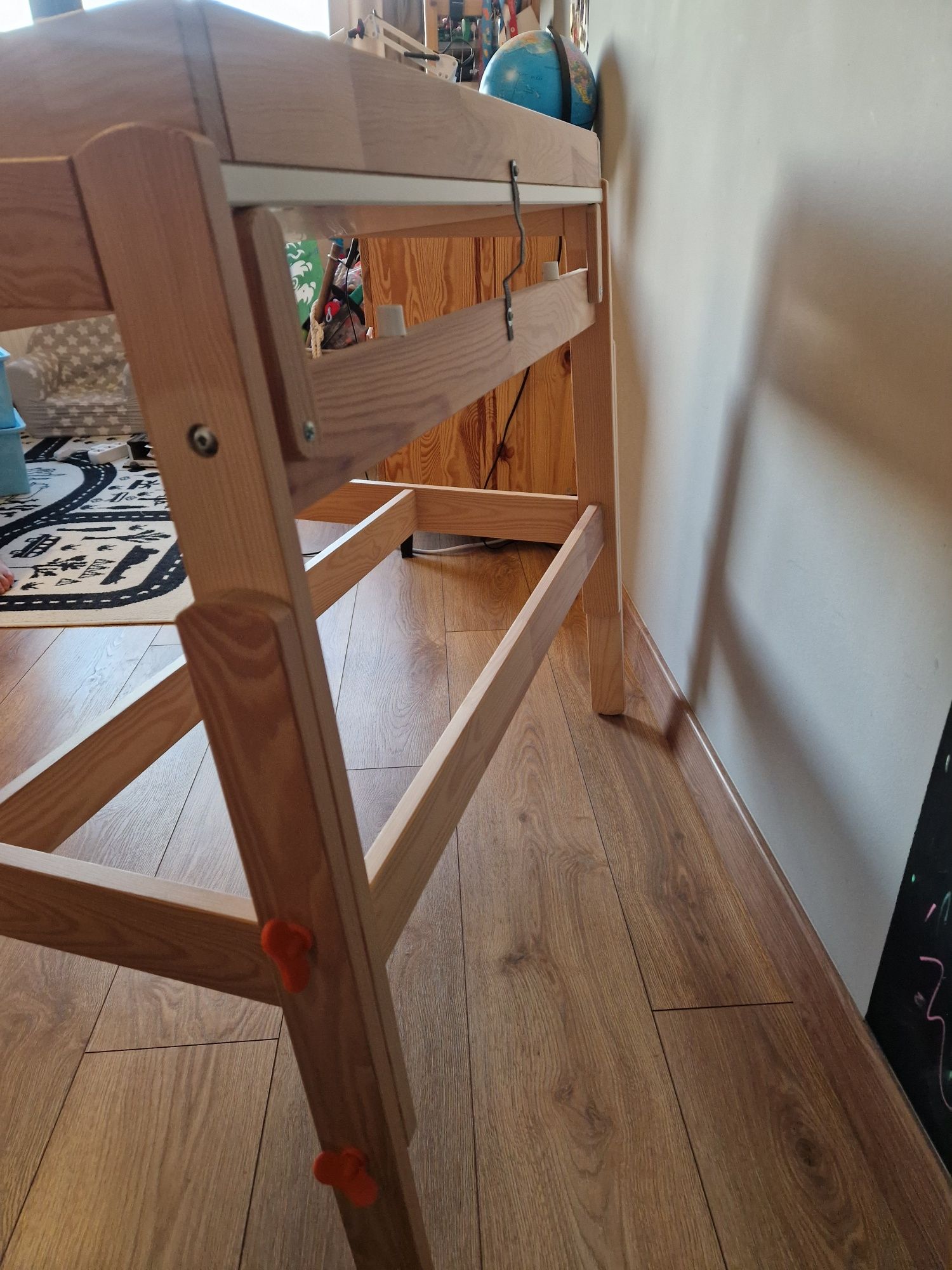 Biurko Ikea Flisat, rosnące razem z dzieckiem