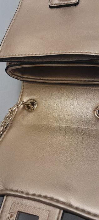 Mala pequena /em dourado