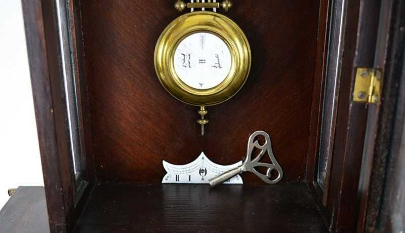 Relógio antigo de parede europeu