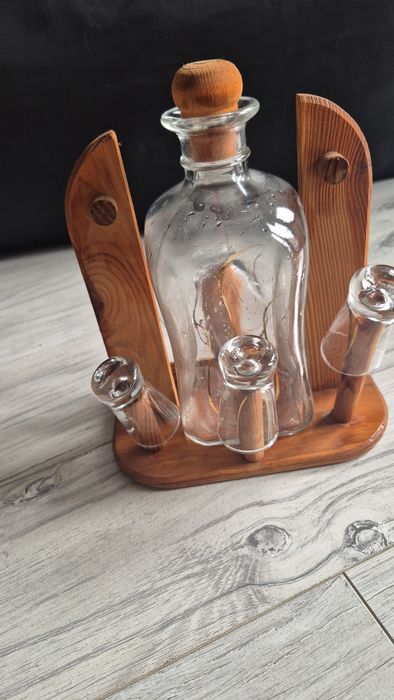 Ozdobna karafka na alkohol na drewnianym stojaku z kieliszkami