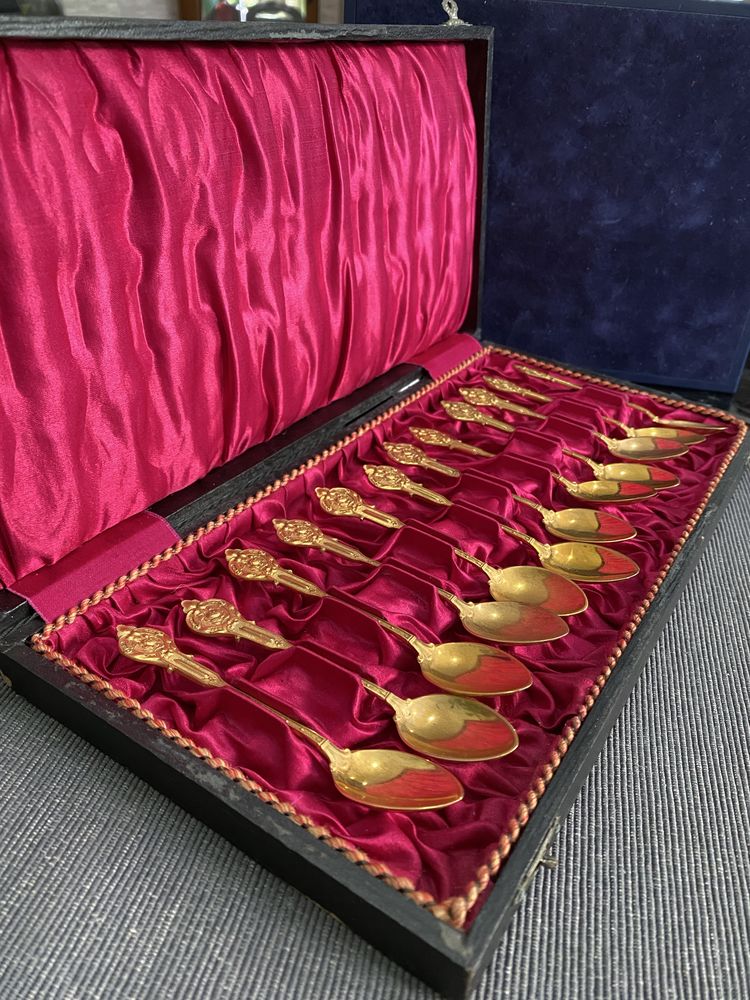 Colheres de metal dourado