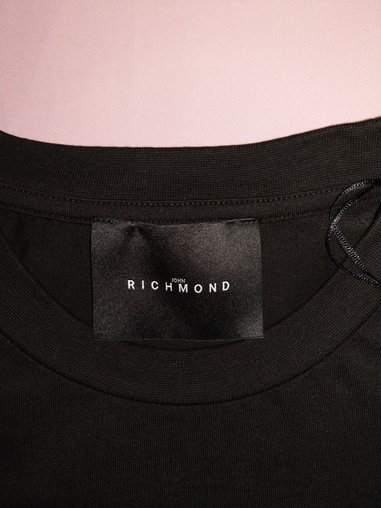 T-shirt męski marki John Richmond.