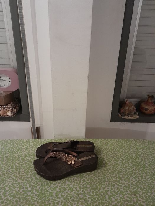 Vendo Chinelos de Senhora muito bonitos como novos