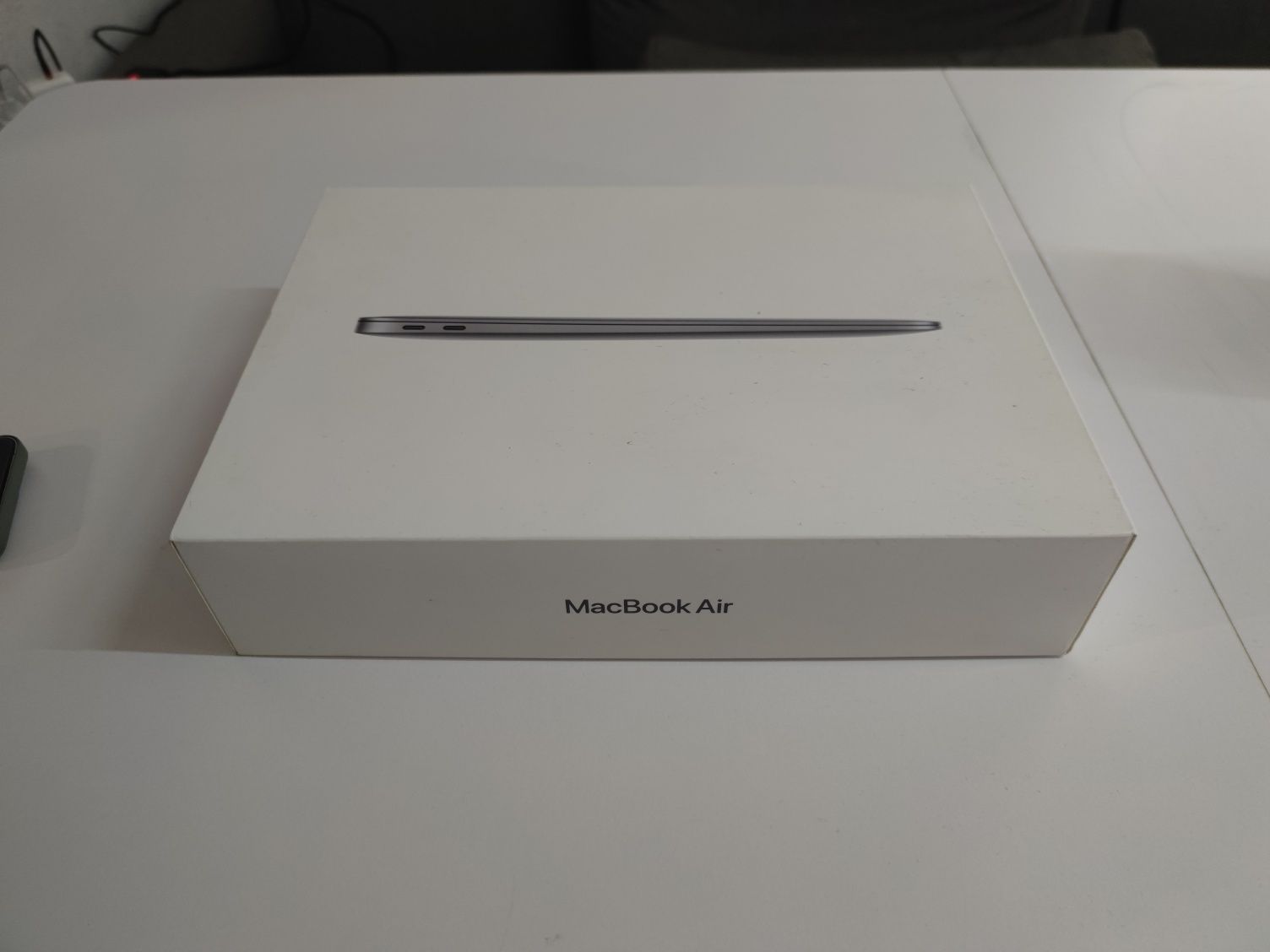 Продам macbook air m1 2020 8/256gb space grey
