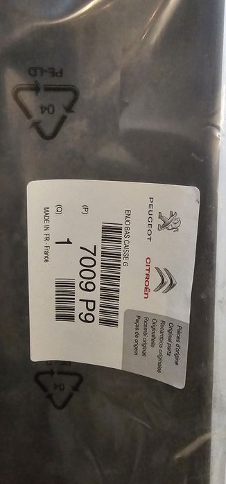 Продам накладку (молдинг)зовнішня ліва 7009P9 для Peugeot 3008.
