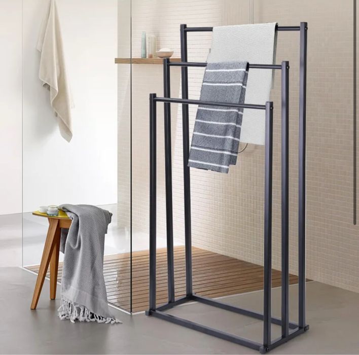 Металева підлогова вішалка для рушників і халатів