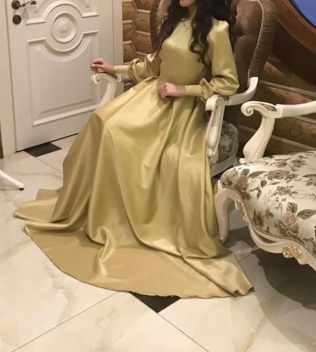 Довга вечірня сукня