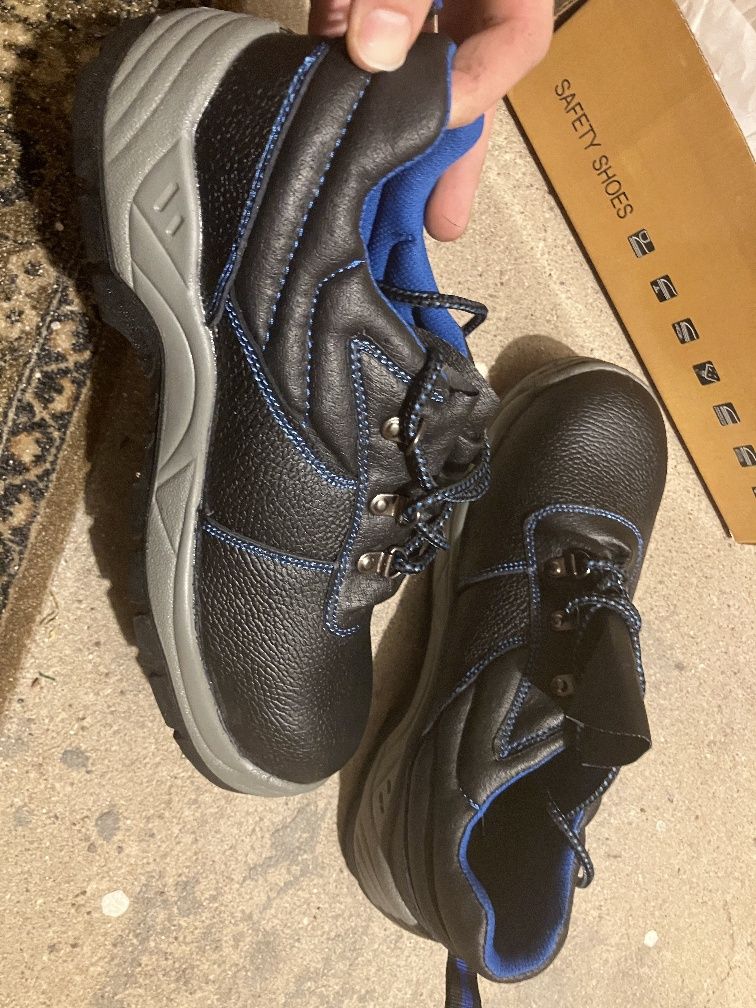 Nowe buty robocze ochronne 44 z metalowym noskiem