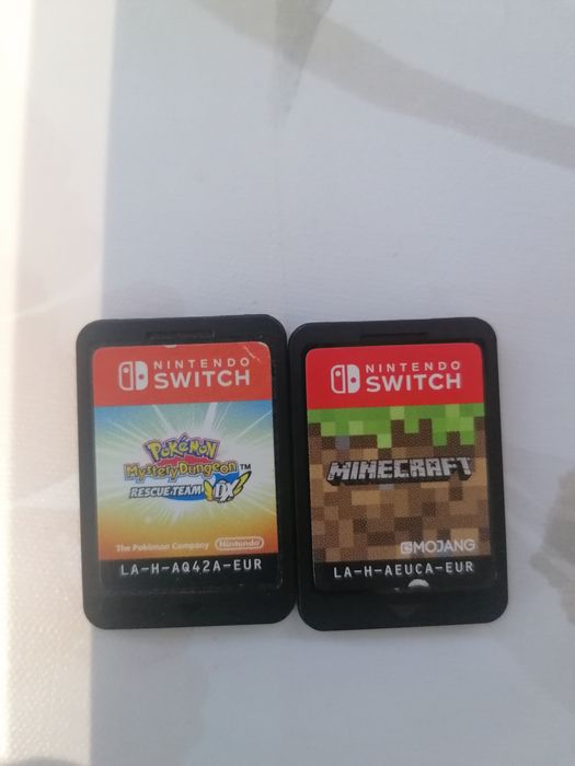 Nintendo Switch lite com capa e jogos.