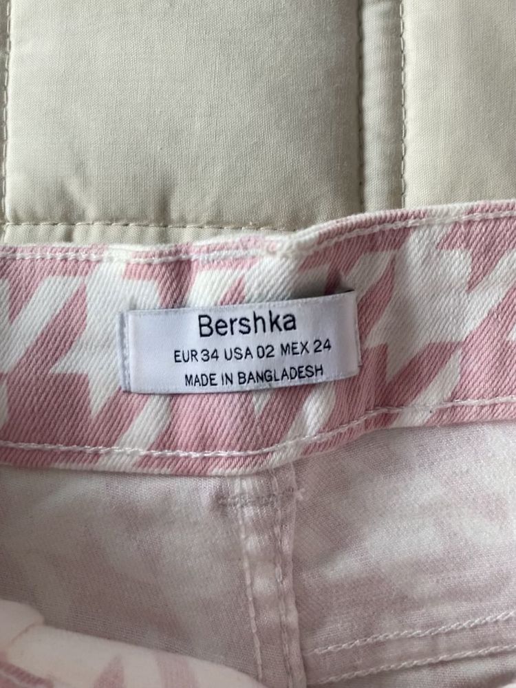 Spódniczka w biało różową kratkę z paskiem Bershka