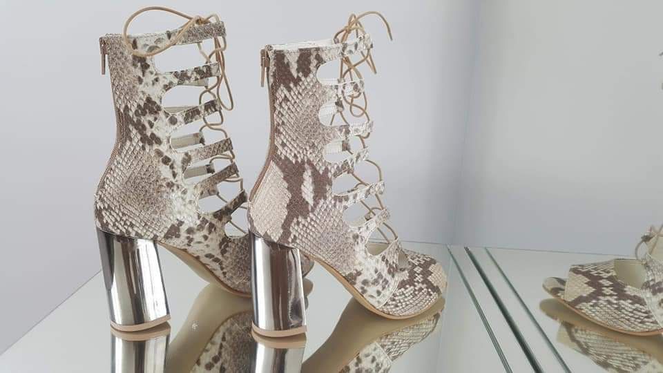 Eleganckie botki wiązane skóra naturalna kolory