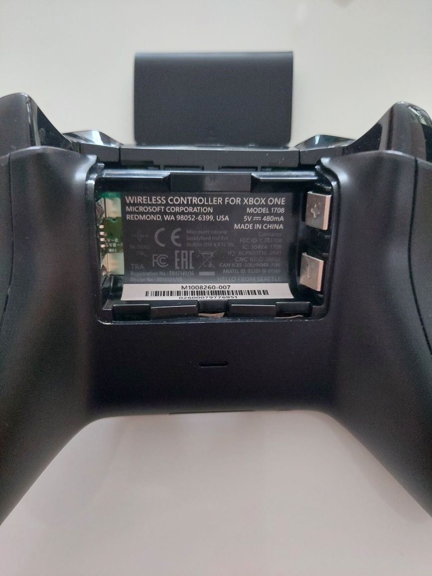 Pad Xbox One / PC 1708 czarny z pudełkiem