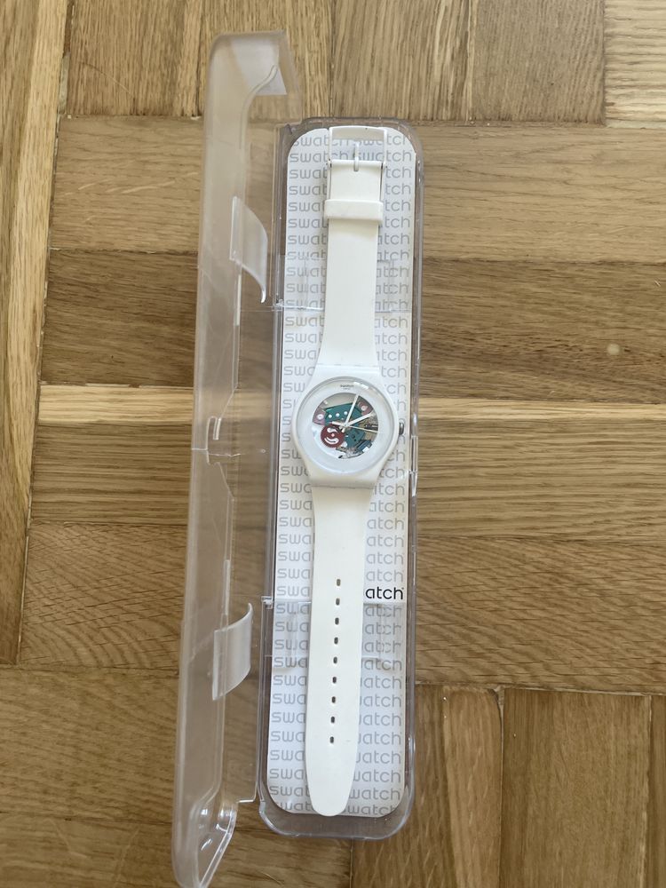 Stylowy zegarek SWATCH z widocznymi  mechanizmem