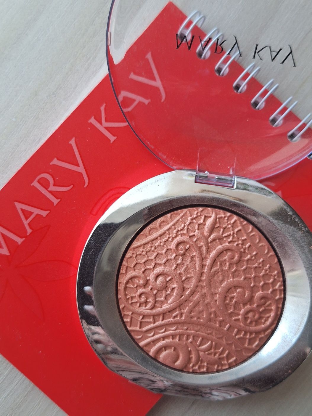 Продам румяна Mary Kay.
Lace Coral. 7g.