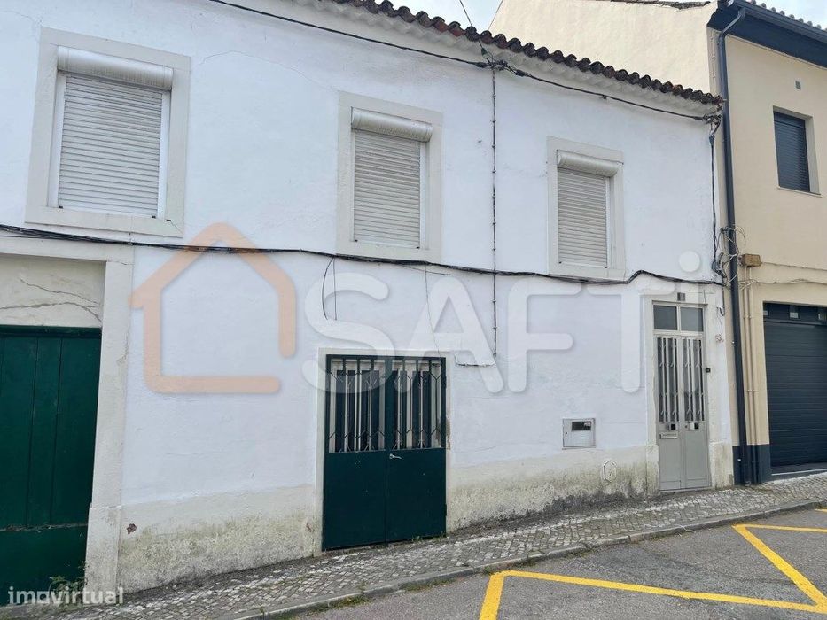 Prédio para recuperar no centro de Torres Novas