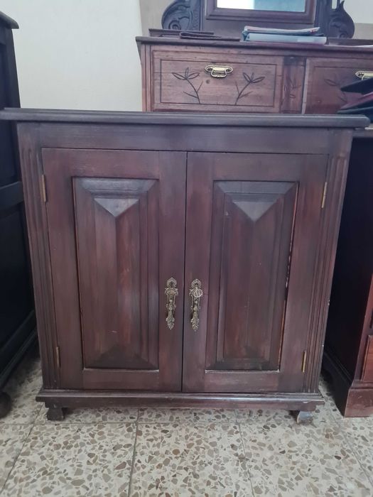 antigo armário com duas portas