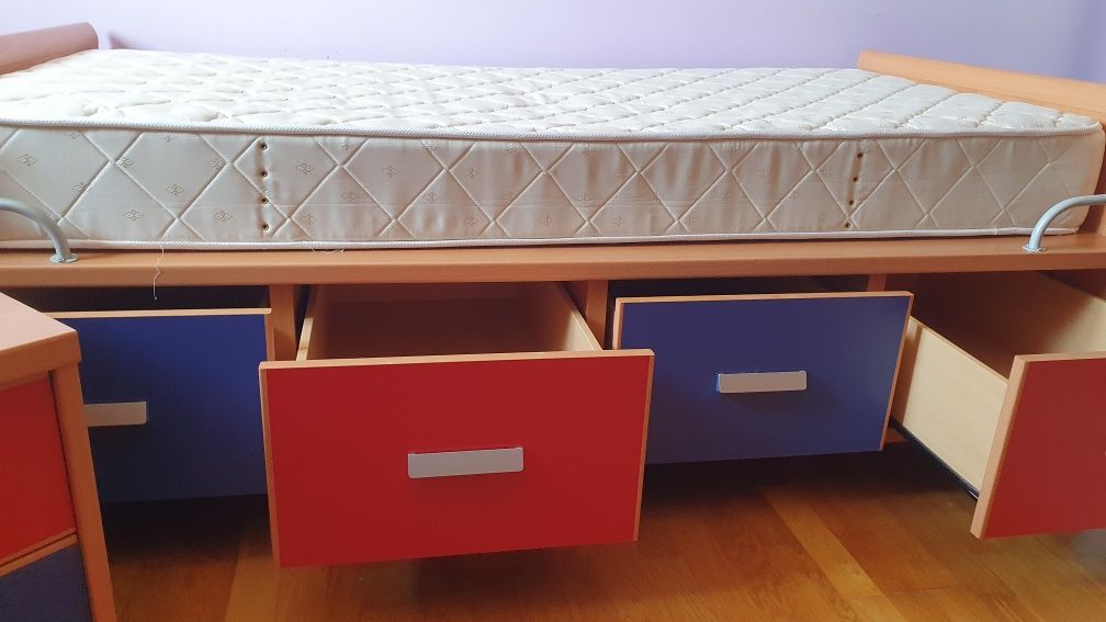 Cama jovem com 2 mesas cabeceira, gavetões ( colchão não incluído)