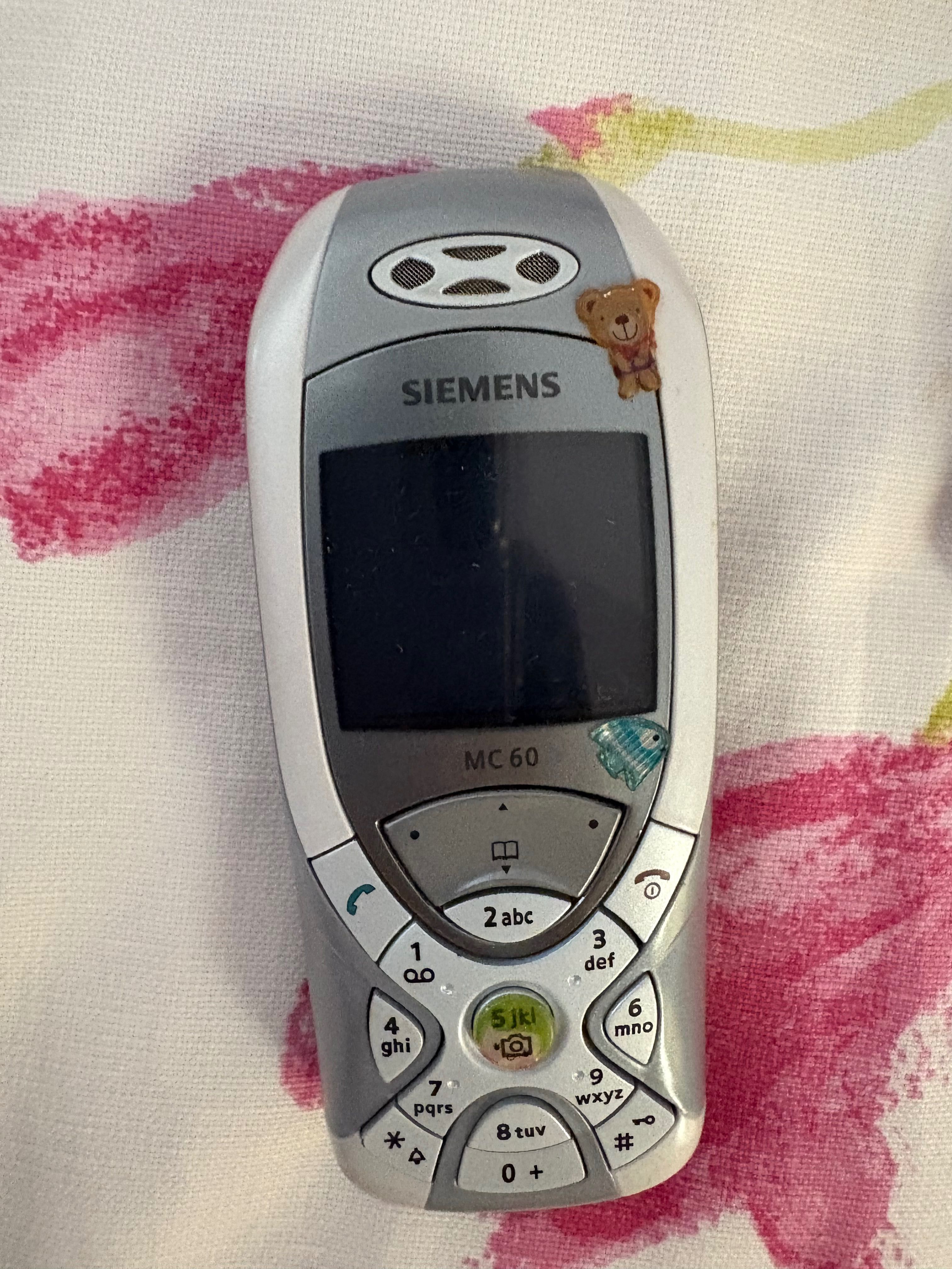 Telemóveis antigos anos 2000 (Nokia, iPod, Siemens)
