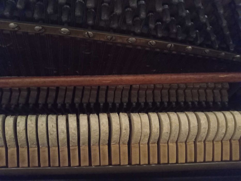 przedwojenne czarne, zabytkowe pianino Banasikowski