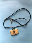 Fio com pedra e letra r