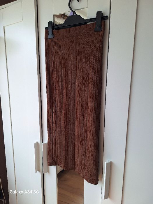 Brązowa spódnica midi prążkowana