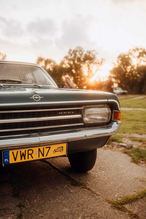 Zabytkowy Opel Rekord do ślubu.