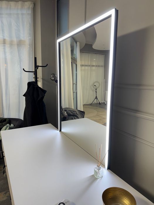 Sprzedam 2 stoliki do makijażu z podświetleniem – razem lub osobno!