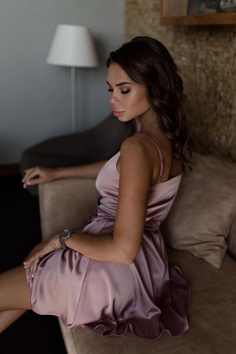 Лілова міні сукня на запах