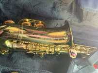 Saxofone novo em caixa