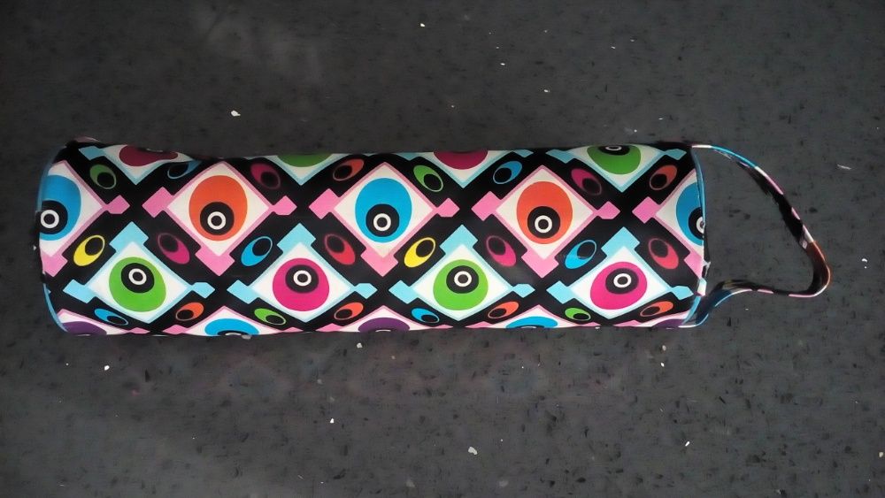 Estojo espaçoso, colorido e alegre, em forma de tubo com pega